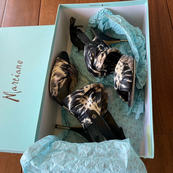 Traviata satin like fabric black & cream sandals - Picture 4 of 4